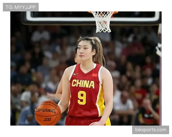 李梦打完球拎着小巧名牌盒子走出通道,队友还在擦汗,这画面太不搭 李梦打完球拎着小巧名牌盒子走出通道,队友还在擦汗,这画面太不搭